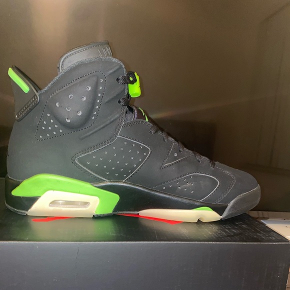 I’m selling electric greens 6s, it’s a size 10 - Picture 2 of 8